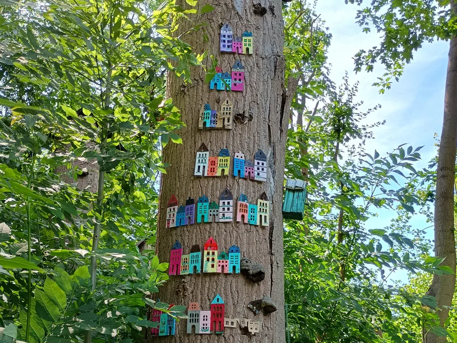 Bunte Stationendetails an der Falkensee-Route