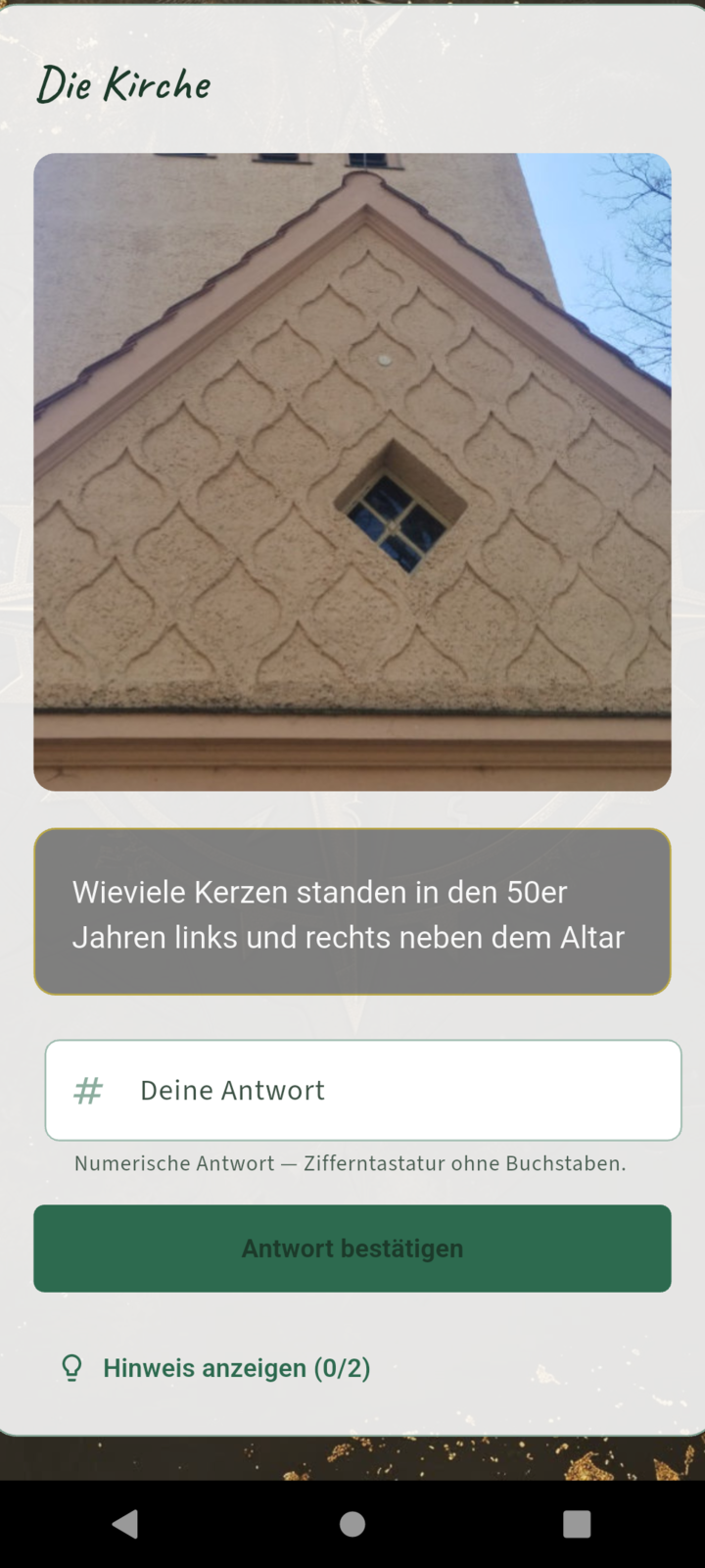 Ein Team löst in der Spieleransicht ein Rätsel mit einem Detail vom realen Ort.
